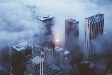 《迷霧中的城市》：鮮明的色彩與超現實的夢境